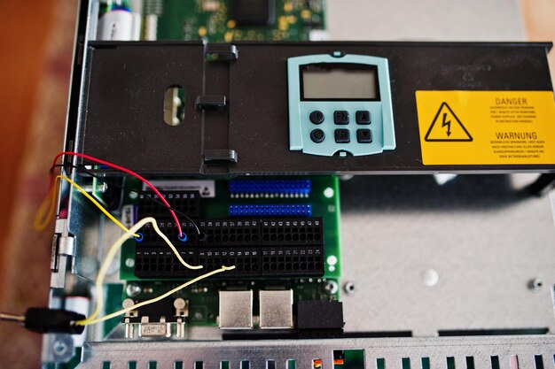 Jak etykiety odporne na czynniki zewnętrzne mogą poprawić identyfikację komponentów elektronicznych?